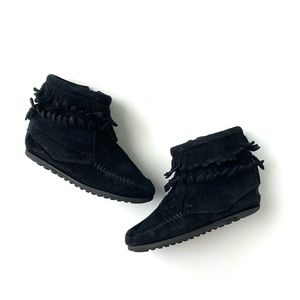 Size 6 Children’s MINNETONKA Black Fringe Boot